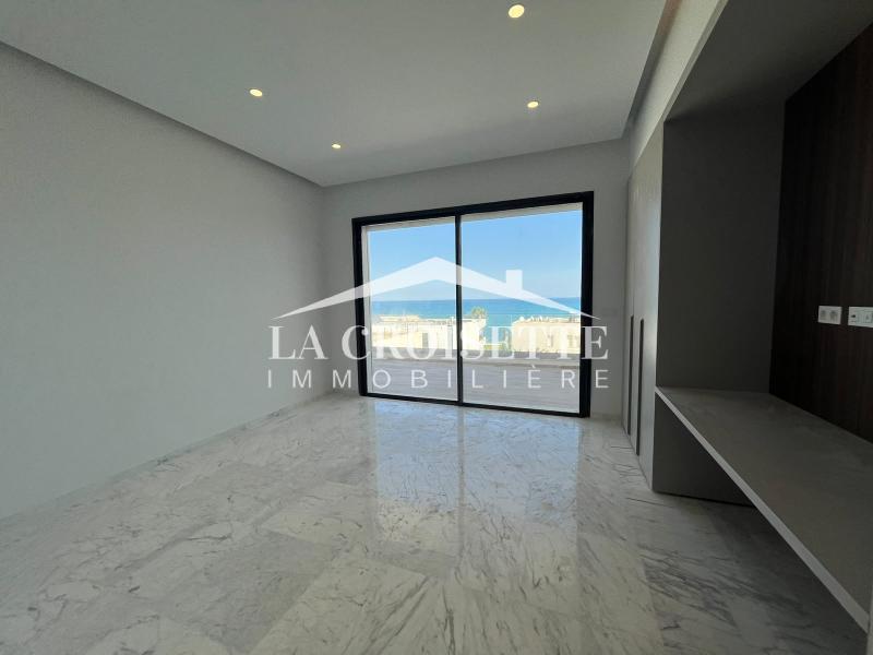 Triplex S+4 avec piscine et vue sur mer à Gammarth